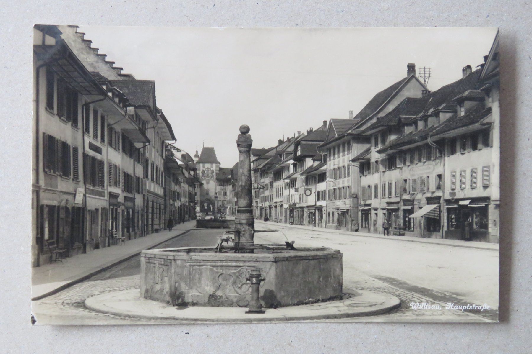 Cartoline postali: Willisau, Hauptstrasse mit Brunnen – Usato da Kreuzlingen venduto da Koi4