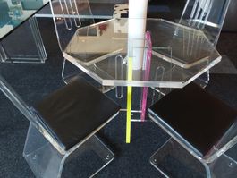 Tisch und 4 Stühle