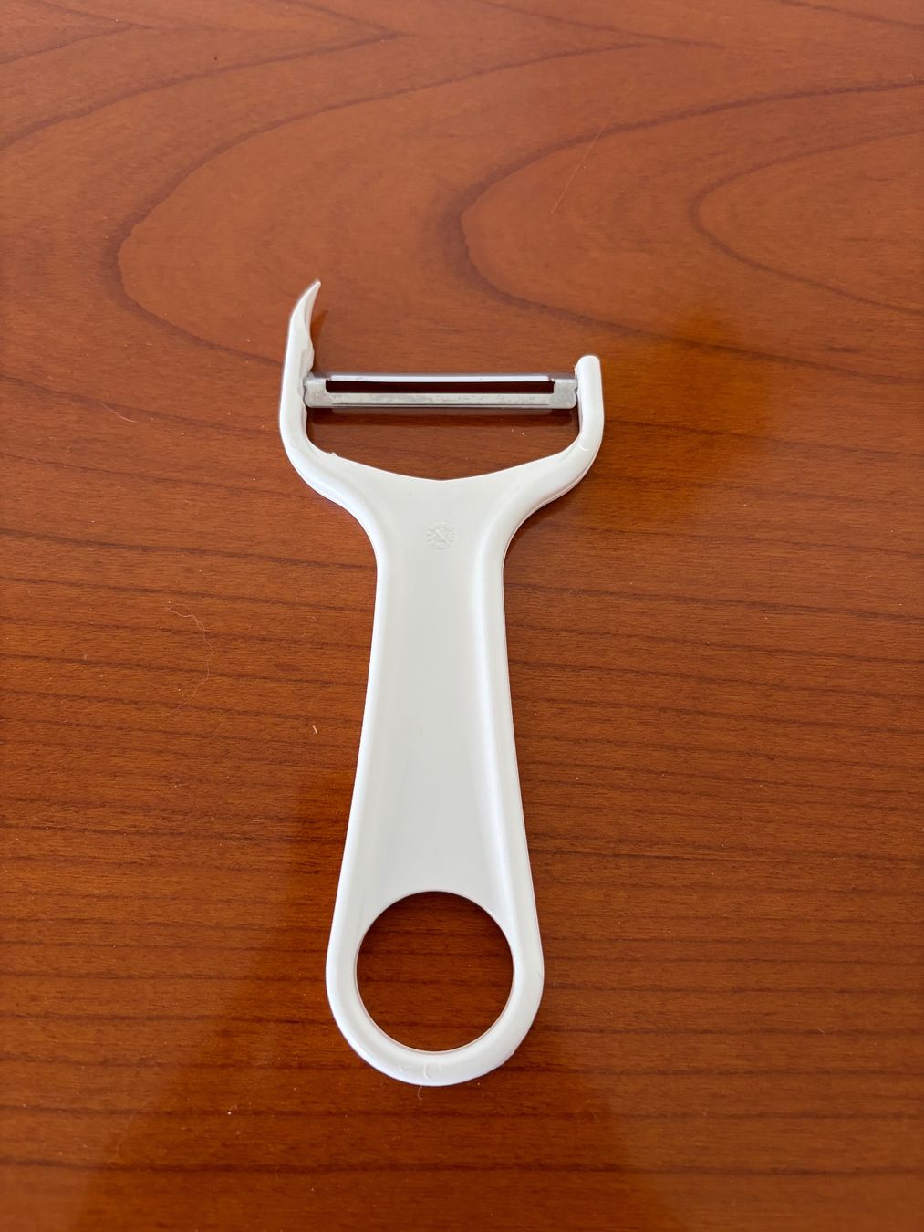 Tous les outils: Éplucheur blanc – D'occasion à Villars-sur-Glâne par dap_6zwq