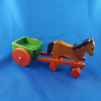 Holz Pferd auf Rädern mit einem Wägeli