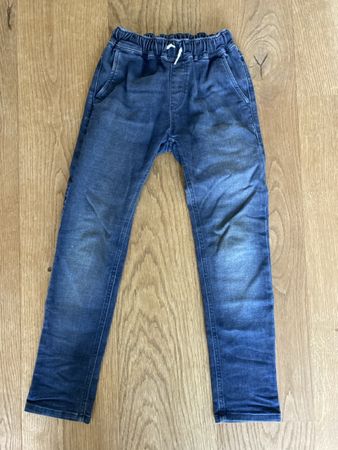 Dreifeder Jeans blau, Grösse 134, elastischer Bund