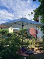 Grosser Sonnenschirm mit Fuss