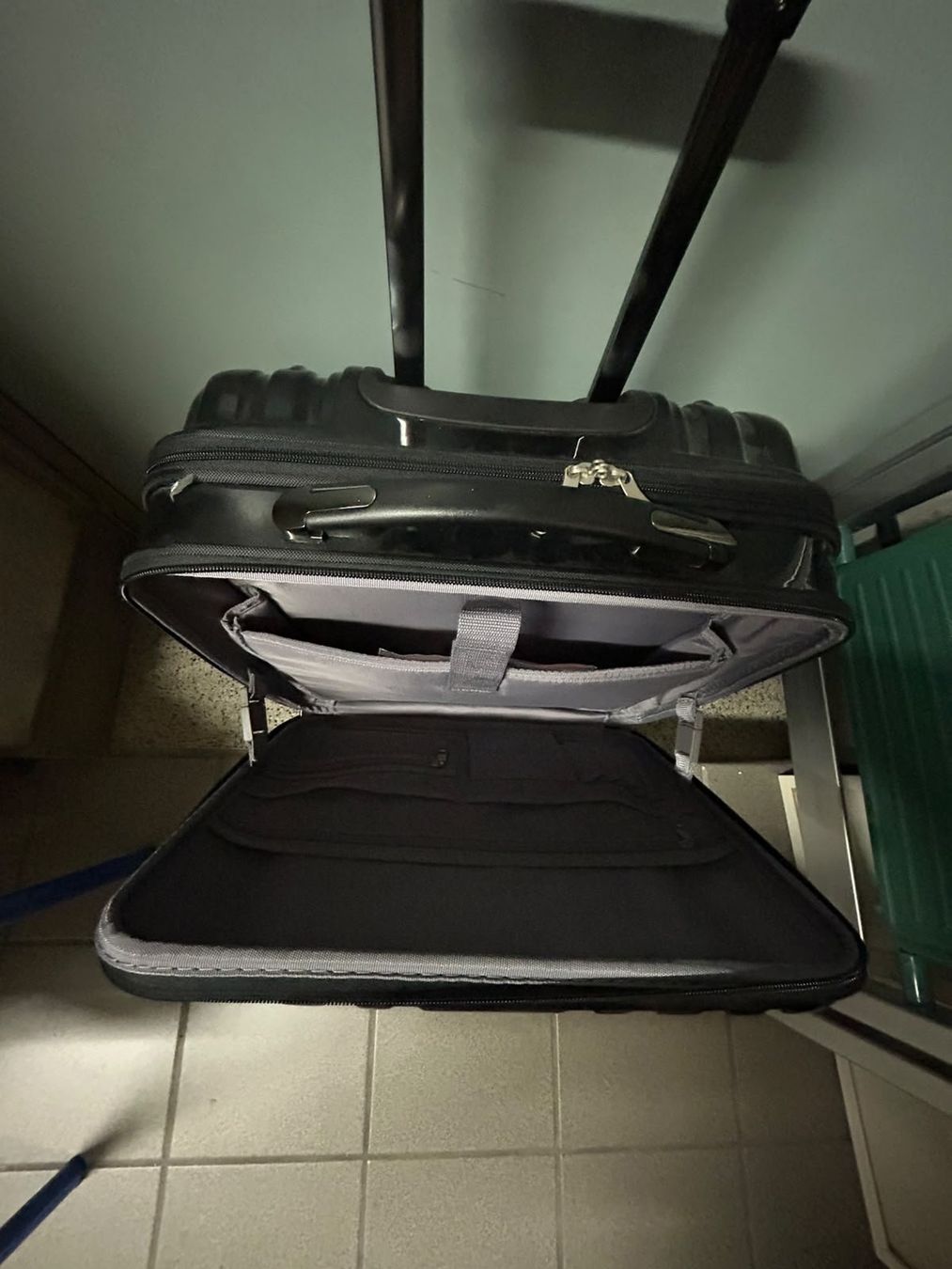 Altro in Aeronautica: Piccolo trolley nero lucido Royal Class – Usato da Melano venduto da H-Sara 5