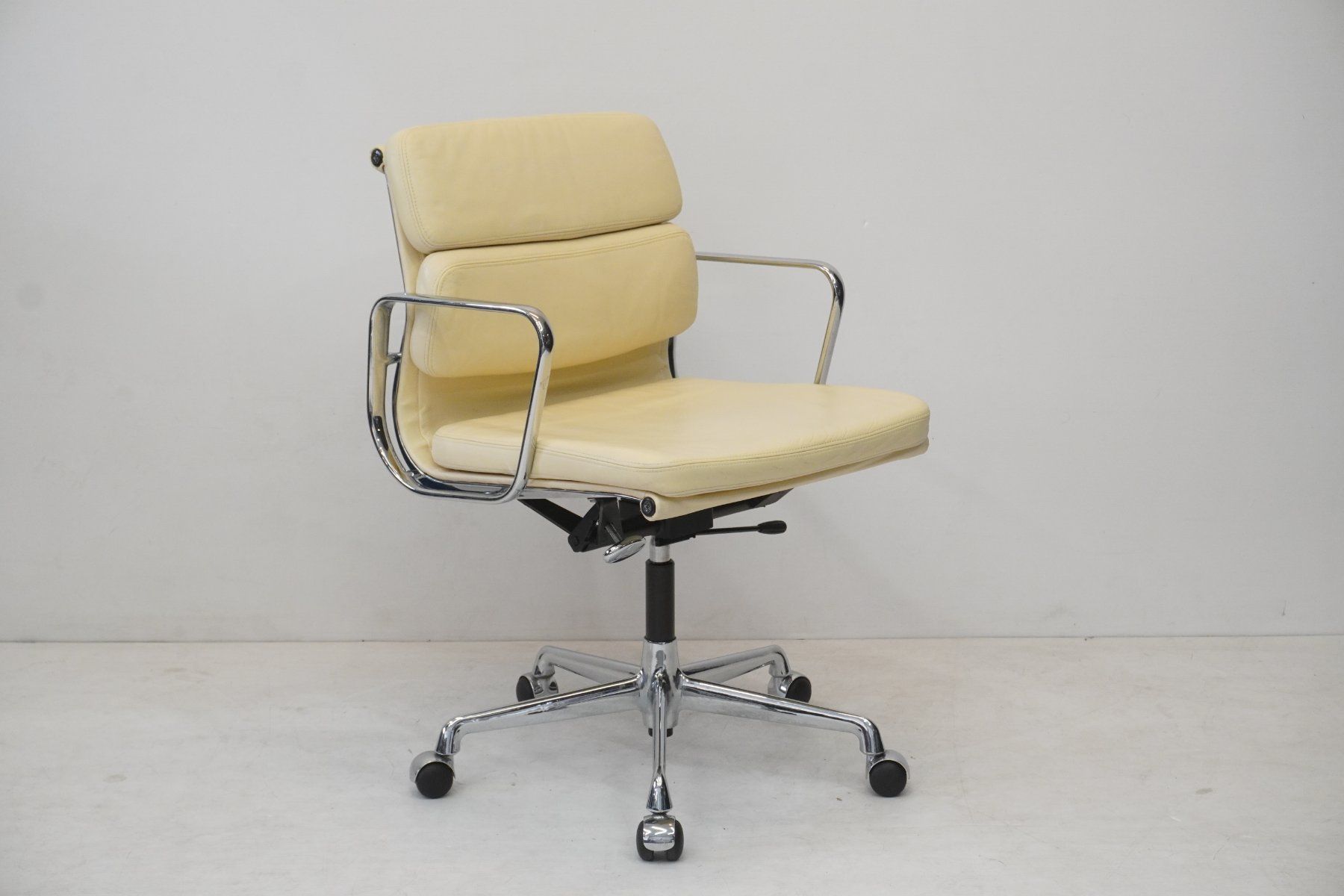 Herman Miller Stühle: Herman Miller by Vitra Eames Soft Pad EA217 Leder creme – Gebraucht aus Bad Zurzach von QLASSIQ 1