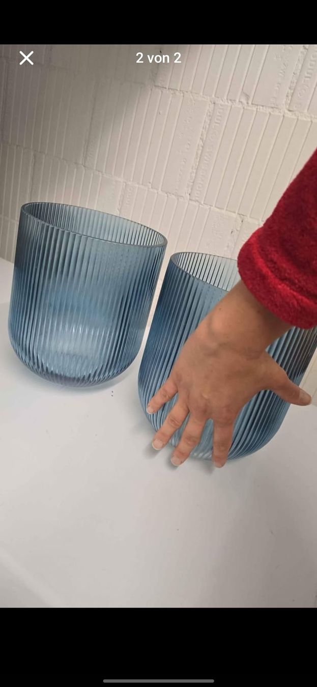 Vasi & Recipienti: Blaue Blumenvase, gerippt, 2 Stück vorhanden – Nuovo (secondo la descrizione) da Matzingen venduto da FashionLady2 1