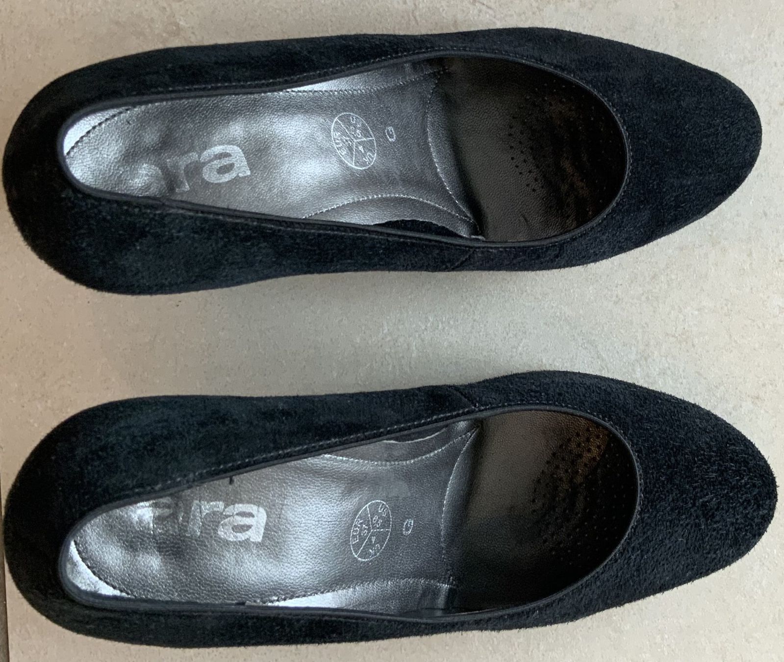 Ara Scarpe da donna: Ara Wildleder Pumps dunkelblau, Grösse 37 – Nuovo (secondo la descrizione) da rheineck venduto da norwegianwood52 1