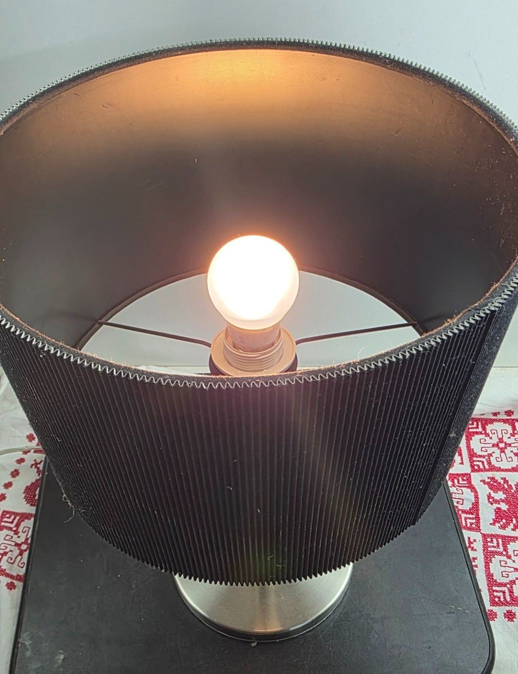 Lampade: Moderne Tischleuchte mit schwarzem Plissee-Schirm – Usato da Flums venduto da Flumsantik 1