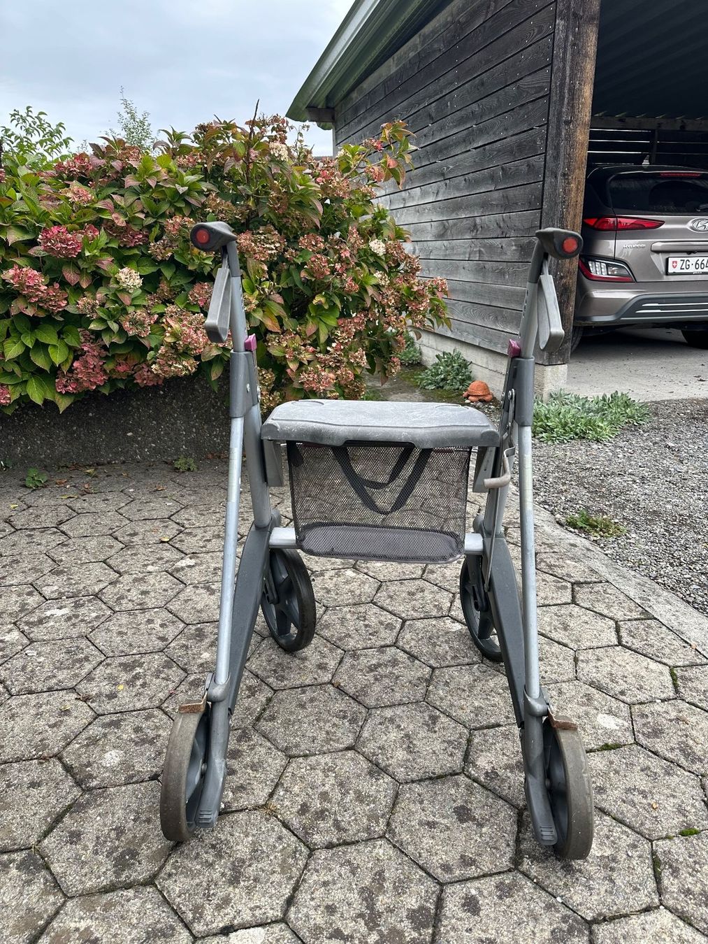 Ausili per la deambulazione: Rollator Active grau gebraucht mit Sitz und Korb – Usato da Cham venduto da Floeckli010 1