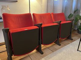 Sièges de théâtre vintage, velours rouge, parfait état
