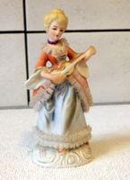 Porzellan Dame mit Ukulele, hand-gemacht- bemalt. 14cm hoch