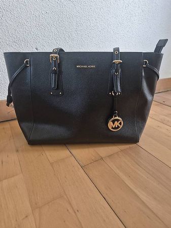 Michael Kors Voyager très bon état sauf lanières( à changer)