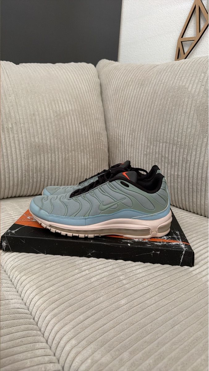 Nike Scarpe da uomo: Nike Air Max Plus Grösse 42,5 – Nuovo (secondo la descrizione) da Hinwil venduto da Marco22117