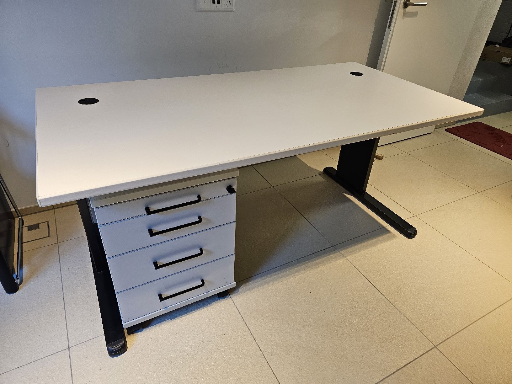 Scrivanie: Stabiler Büro Schreibtisch mit Rollcontainer – Usato da Zürich venduto da liu_cg2t