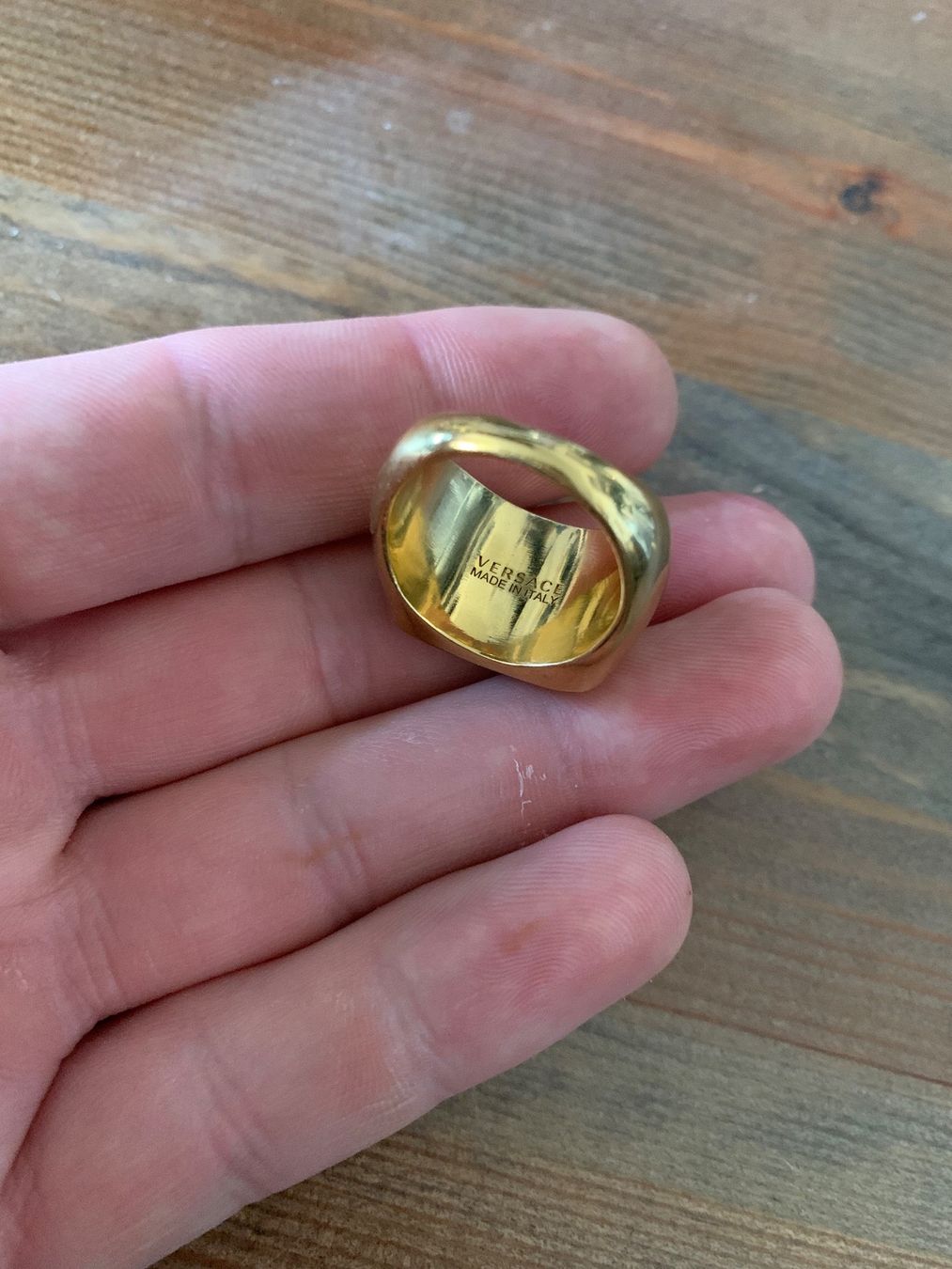 Versace Anelli: Versace Ring mit Verpackung wie Neu – Nuovo (secondo la descrizione) da Solothurn venduto da CityNordMarketplace 2