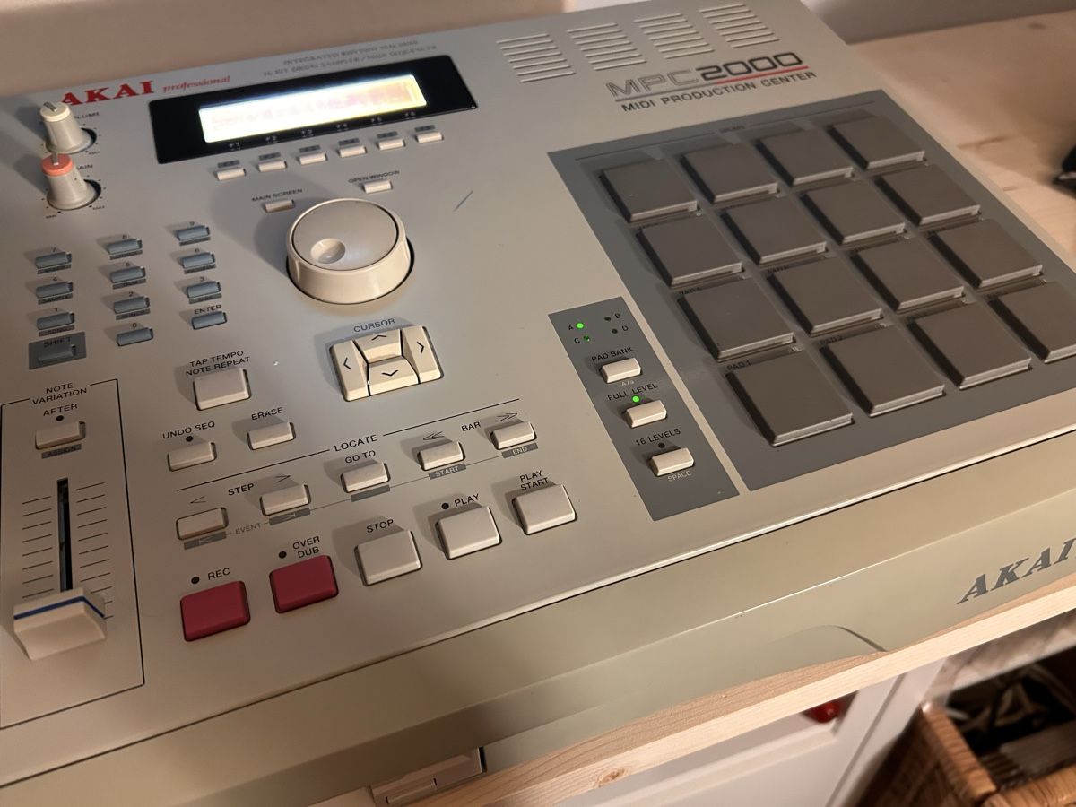 Akai Strumenti musicali: Akai MPC 2000 – Difettoso da Vevey venduto da dafunkychild