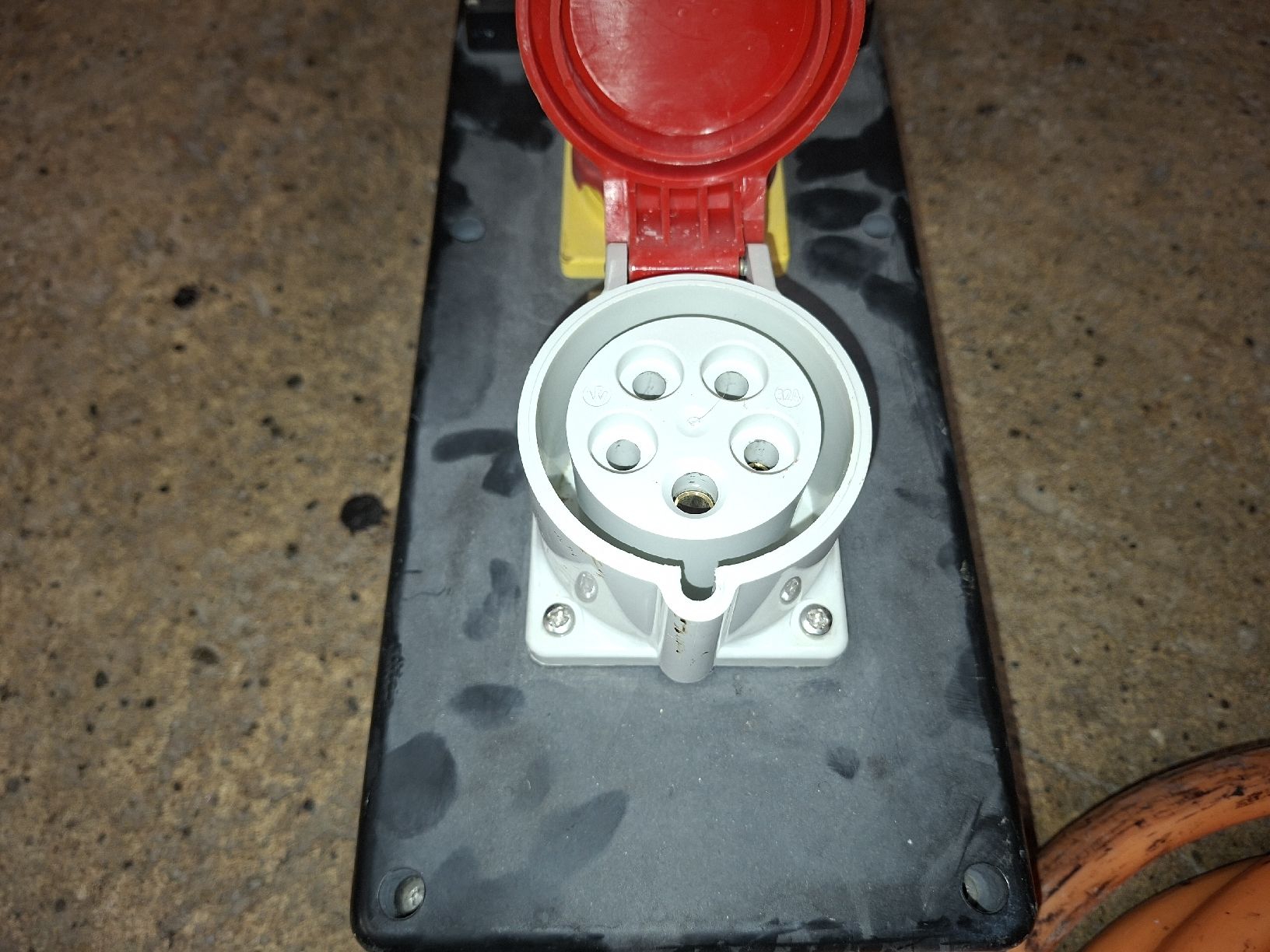 Elettrotecnica: Stromverteiler Demelectric Hartgummi 841 D44366 CEE32 4.5m – Usato da Neunkirch venduto da MaElekt 2