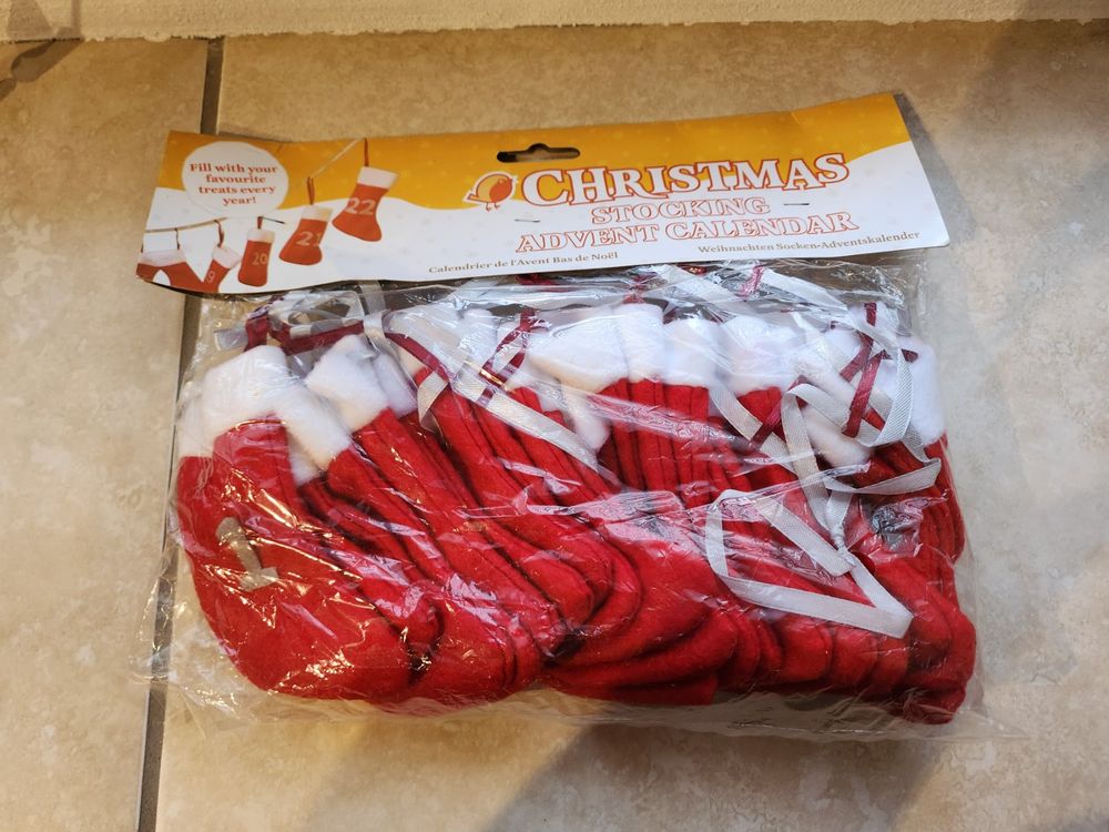 Calendrier De L'Avent Minions - 12 Paires De Chaussettes Femme Taille 35-41 - Cadeau Noël Humoristique