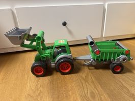 Spielzeugtraktor mit Anhänger