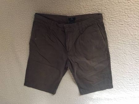Bershka Chino Shorts in moosgrün (Grösse 38)