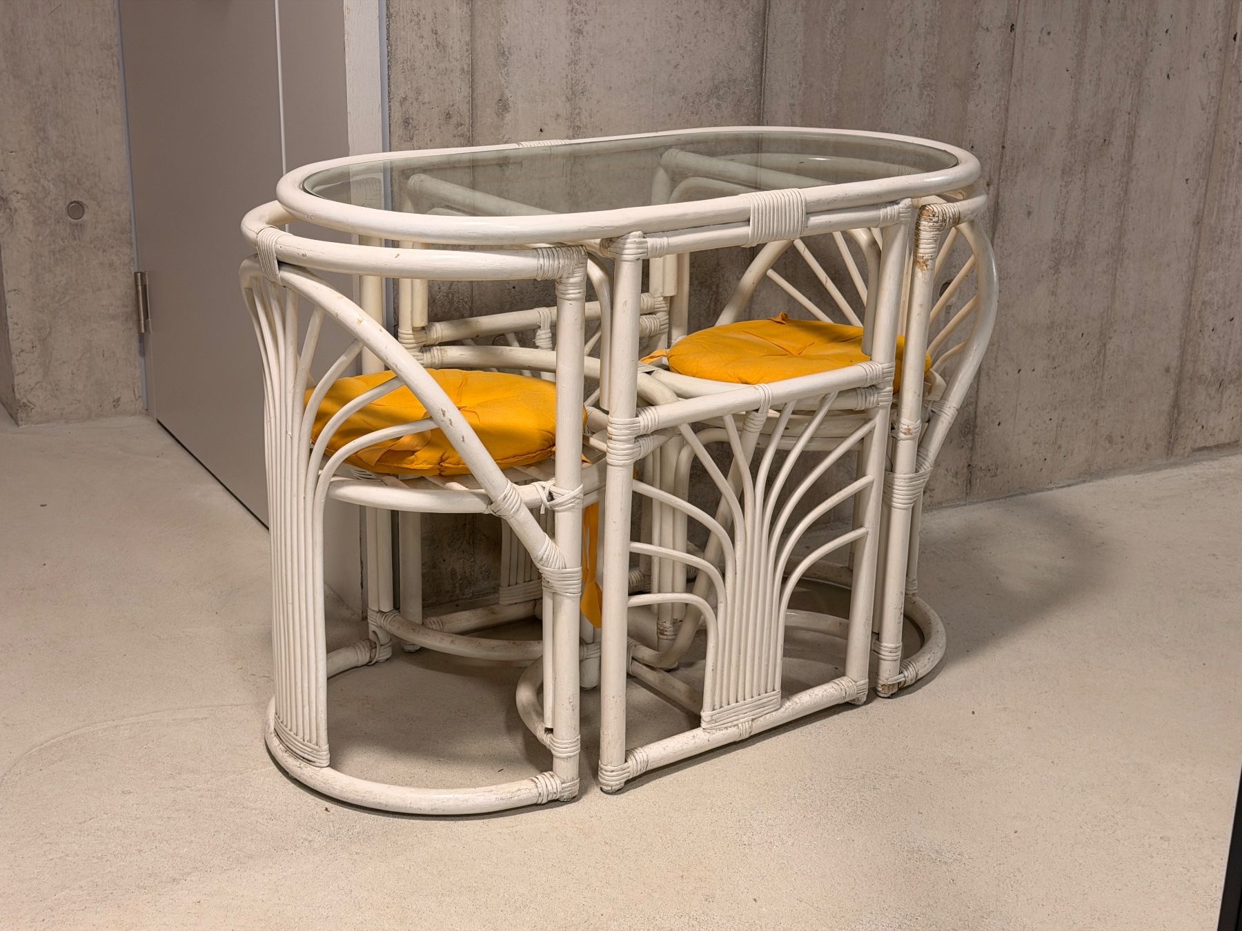 Tavoli: Weißes Rattan-Tischset mit 2 Stühlen – Usato da Büttenhardt venduto da sebastianperez 1