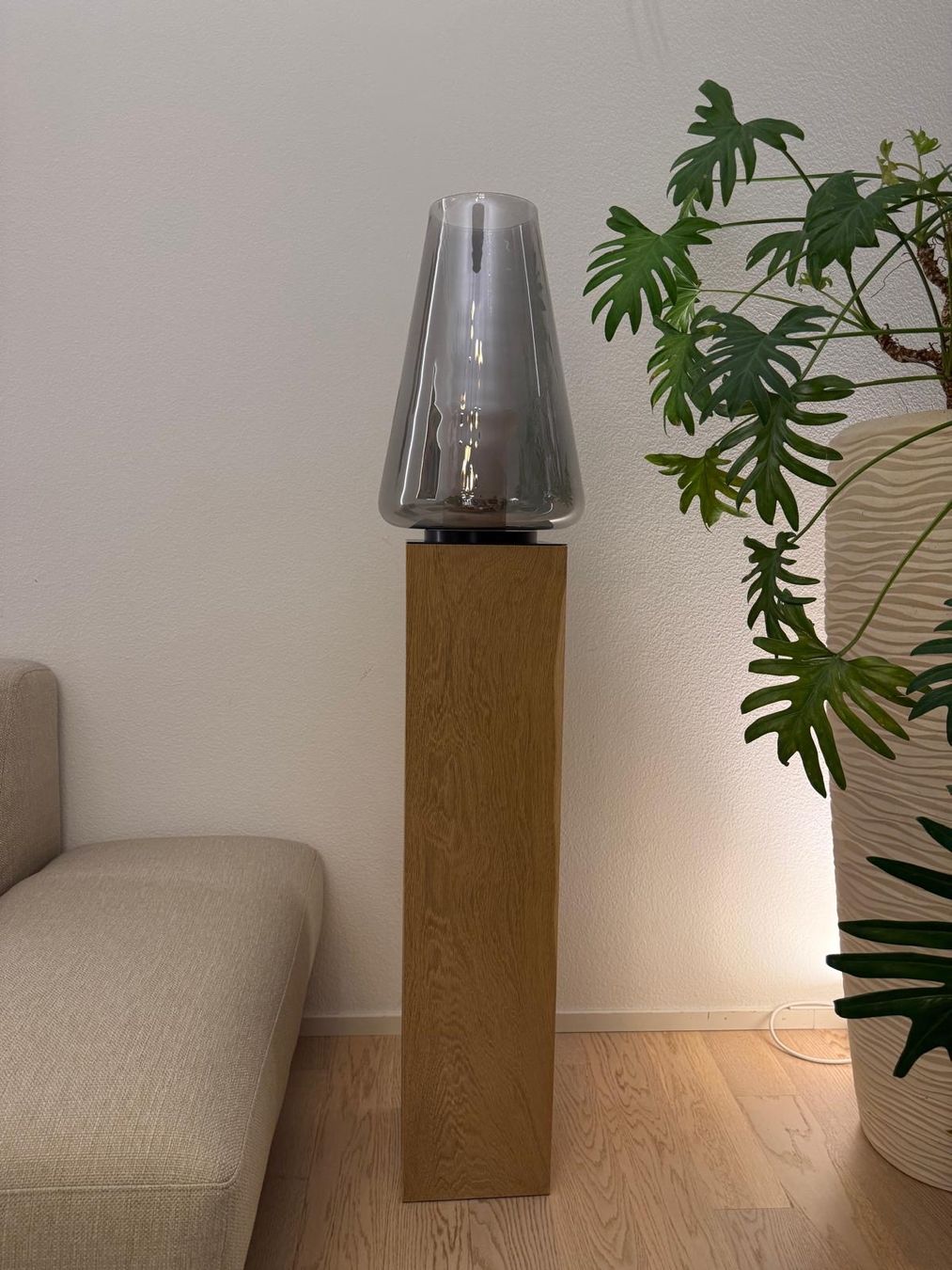 Portacandele: Glas-Windlicht auf quardratischem Eichenholz-Podest – Nuovo (secondo la descrizione) da Wallisellen venduto da chris456