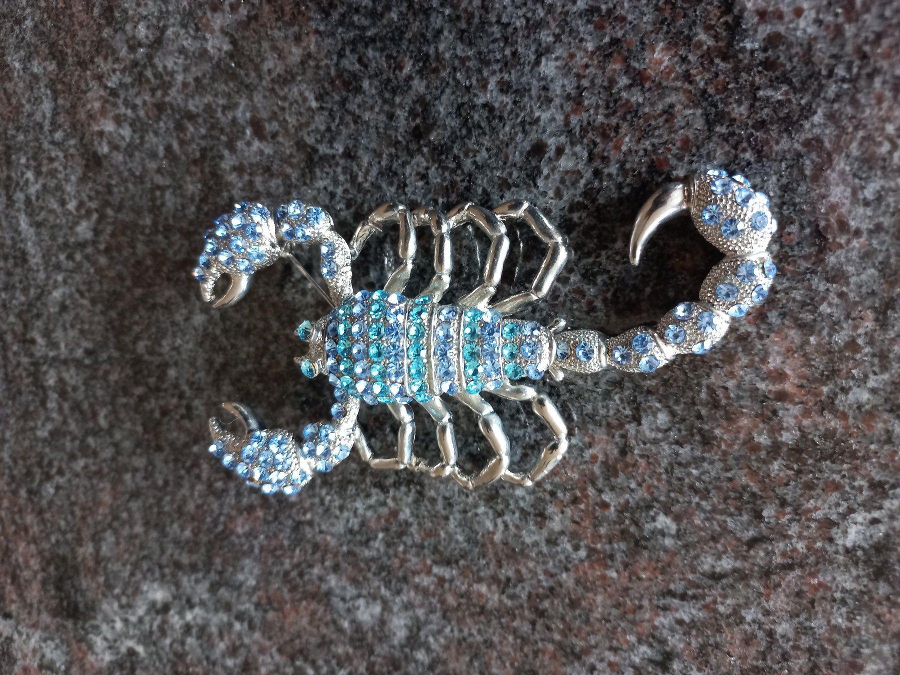 Broschen & Nadeln: Skorpion Brosche blau Strass funkelnd neuwertig – Gebraucht aus Kaufdorf von EdelmannPaPrintGmbH 1