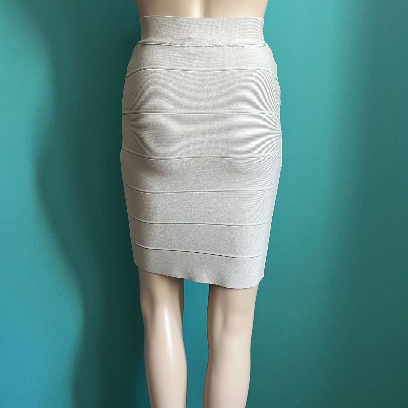 Jupes: BCBG MAX AZRIA Rock – D'occasion à Zürich par ClosetQueen 3