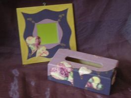 Joli lot: Boite à mouchoirs et petit miroir coloris violets