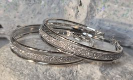 Orecchini a cerchio colore argento superficie glitterata