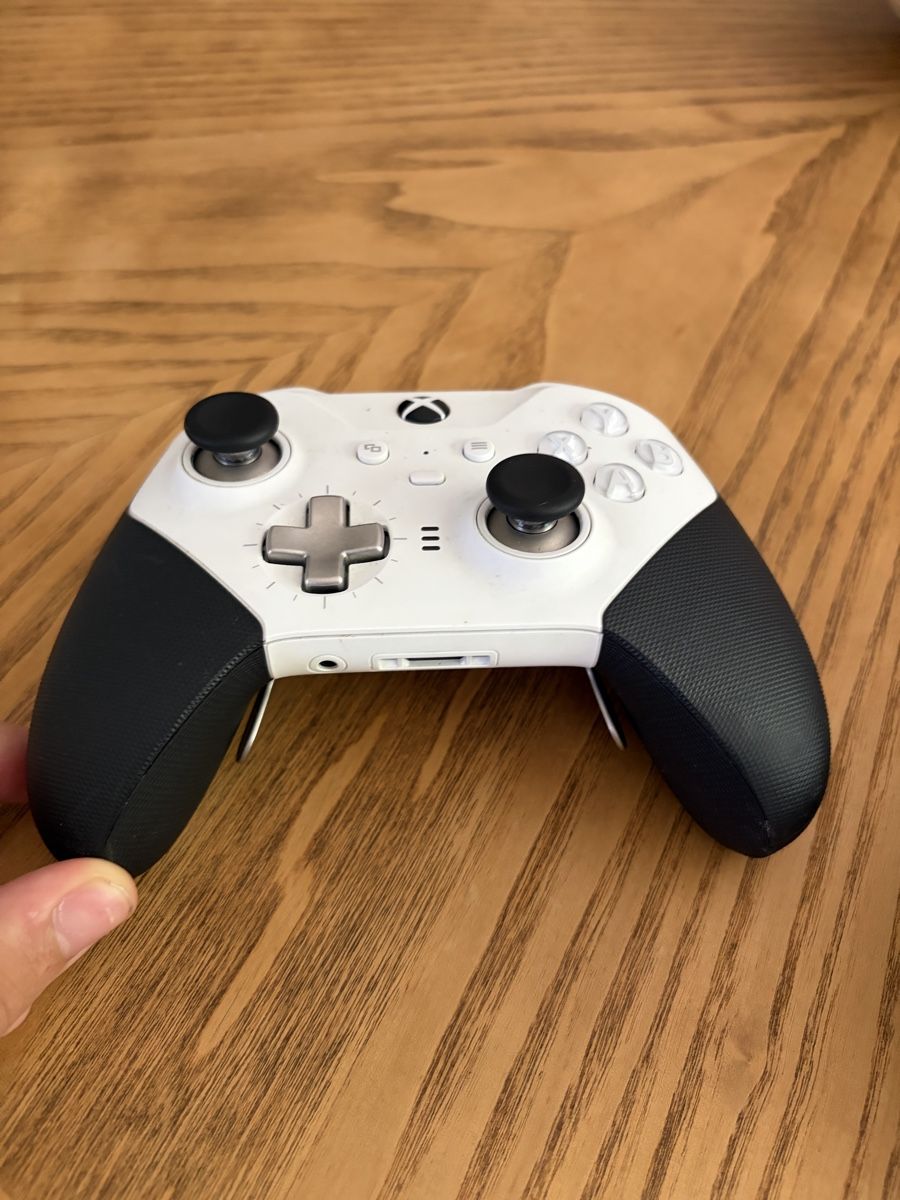 Microsoft Controller: Xbox Elite Series 2 Controller mit Zubehoer und Tasche – Usato da Oberuzwil venduto da jan_gsx2 2