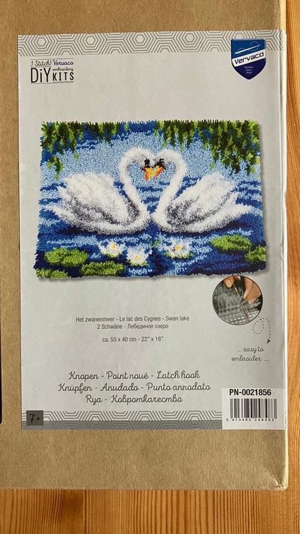 Produktbild von Schwäne Motiv Teppich Wallphantom DIY Knüpfteppich Set - Schwäne Unter Glyzinienbaum 80x115 Cm Bastelset Für Erwachsene