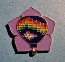 Ballon Pin mit Blüte im Hintergrund