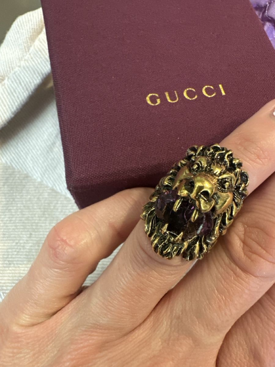 Gucci Anelli: Gucci Löwenkopf Ring mit Amethyst-Stein – Usato da Thalwil venduto da vir_8f2m
