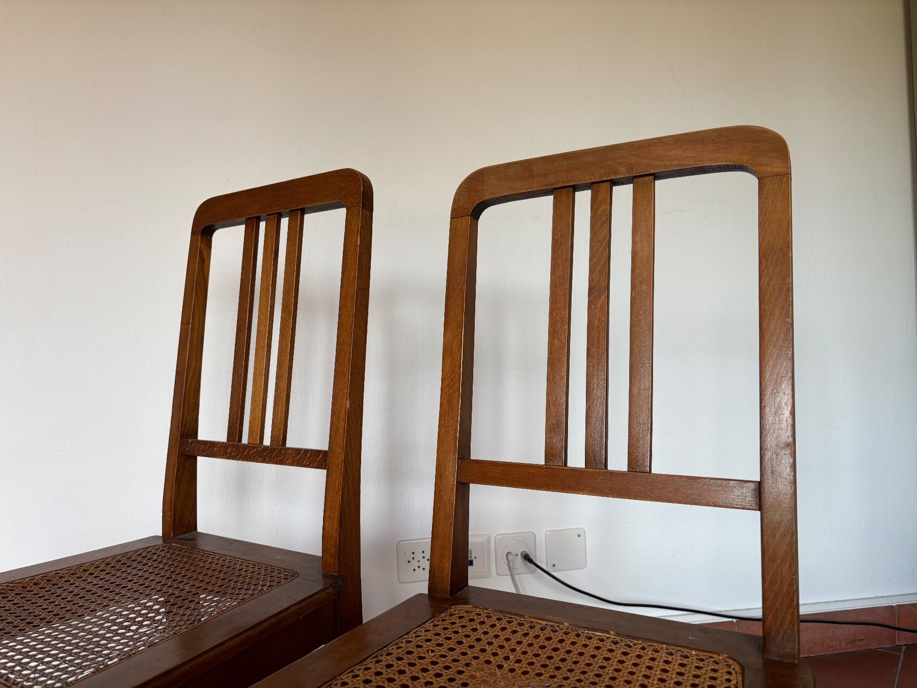 Chaises: Zwei Holzstühle mit geflochtener Sitzfläche – D'occasion à Beromünster par Uelibard 3