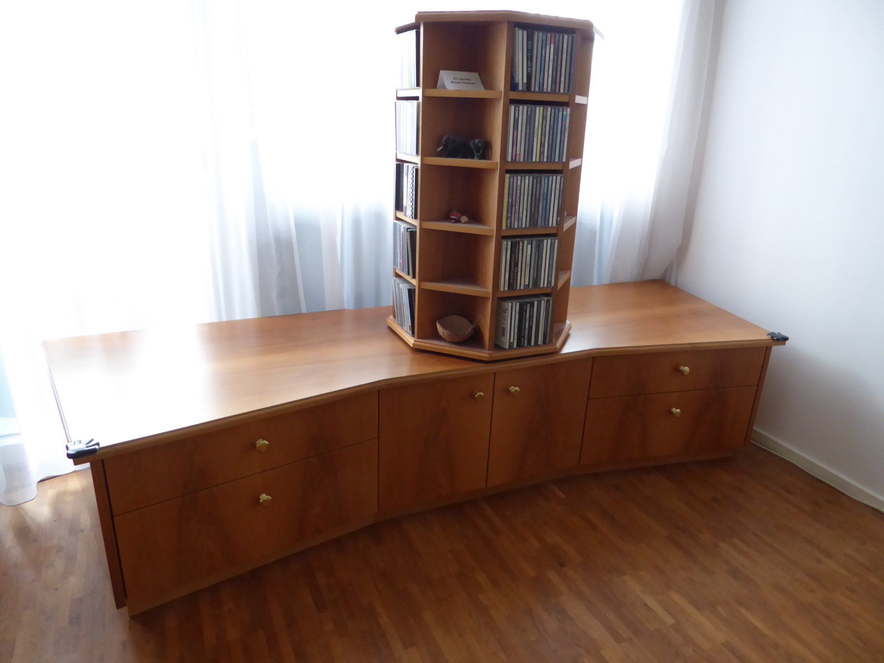 Cassettiere: Elegantes Nussbaummöbel Sideboard Drehbarer CD Ständer Möbel – Usato da Bubikon venduto da taerni