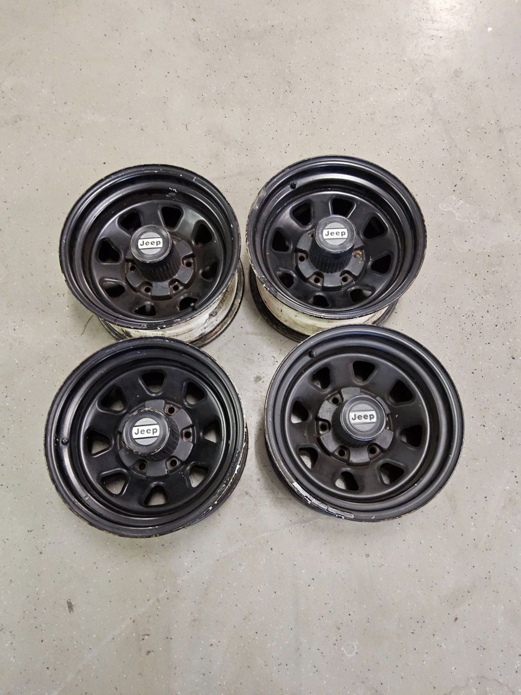 Jeep Felgen: FSJ, 4 Originalräder mit Original-Naben. – Gebraucht aus Bulle von pabensen
