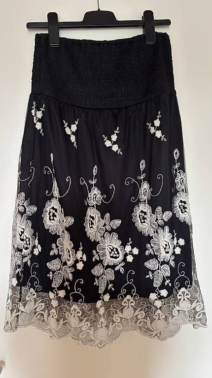 Vestiti: Schwarzes Tüll-Kleid mit Blumenstickmuster M – Usato da Baden venduto da Chrisenft