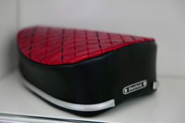 🛠 Handmade Töffli Ledersattel Red Black 👉 Denfeld Plate