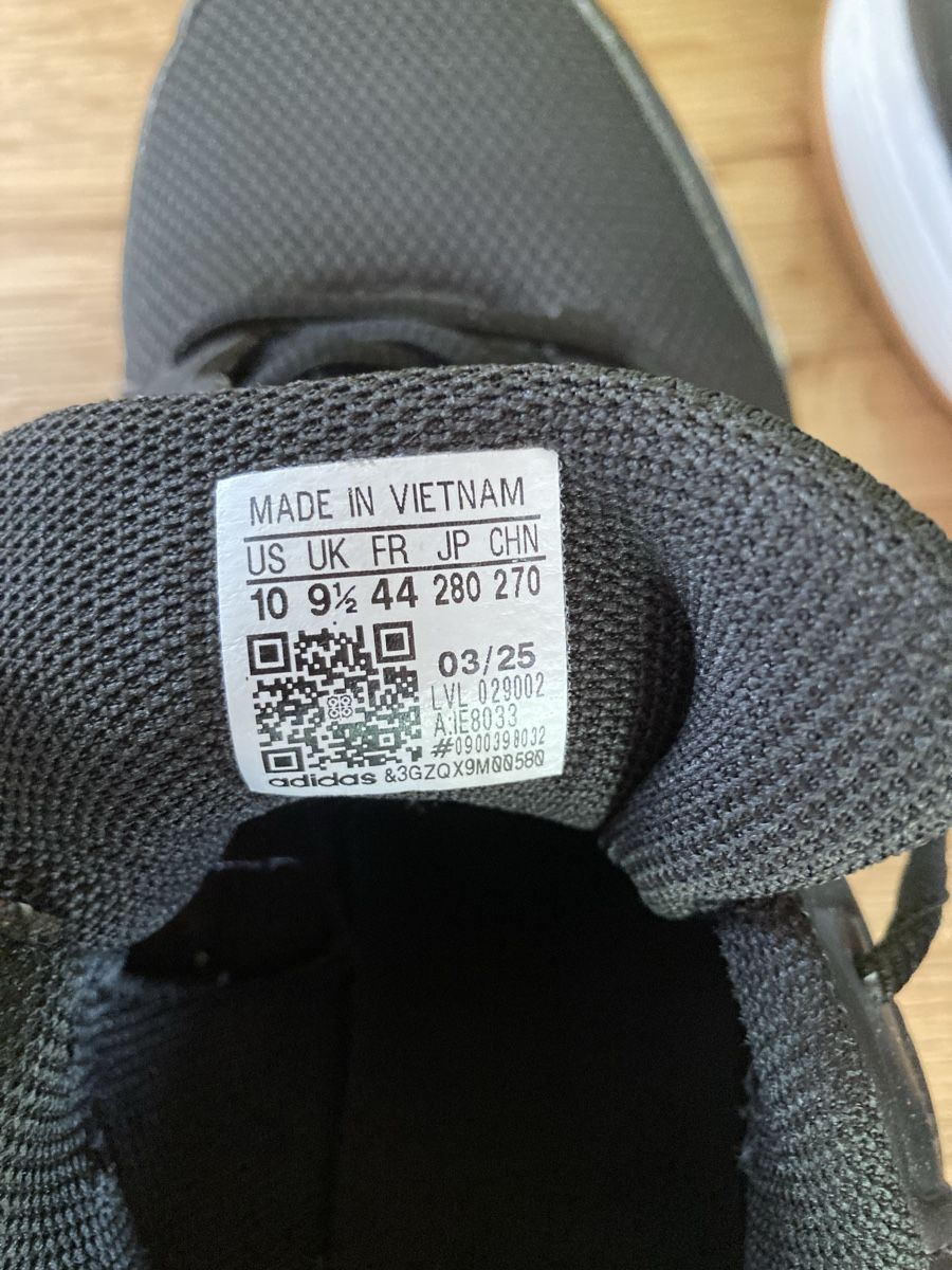 Adidas Herrenschuhe: Hallenschuhe Grösse 44  – Gebraucht aus Bilten von Ischiischi 2