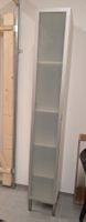 Schmaler Schrank weiss/silber mit Milchglas-Tür