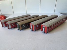 5 Stück Personenwagen RhB, 4 x 2. Klasse, 1 x 1. Klasse