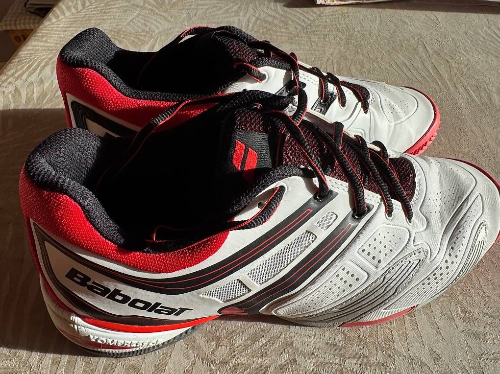 Herrenschuhe: Chaussures de tennis Babolat taille 44 – Gebraucht aus Muraz (Collombey) von cma57