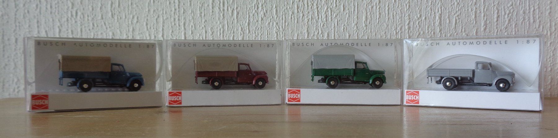 Busch Modellini di ferrovie: Busch, 4 Autos "Framo V901/2", H0 – Nuovo e nell'imballaggio originale da Arbon venduto da lyres