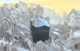Mineral Rutil hier in Bestqualität auf Bergkristall.Topstufe