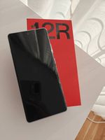 Oneplus 12R mit Verpackung und Ladekabel