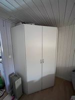 Geräumiger Eckkleiderschrank in Grauweiss mit Beleuchtung