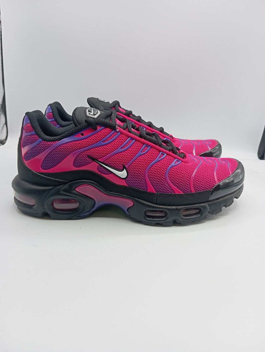 Nike Herrenschuhe: Nike Air Max Plus - Fireberry (EU39) – Neu und originalverpackt aus Schaffhausen von outlez