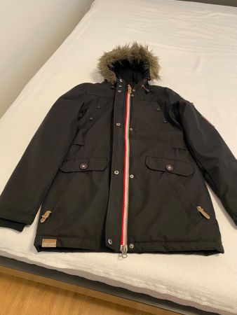 Warme Winterjacke Grösse S, Schwarz, guter Zustand.