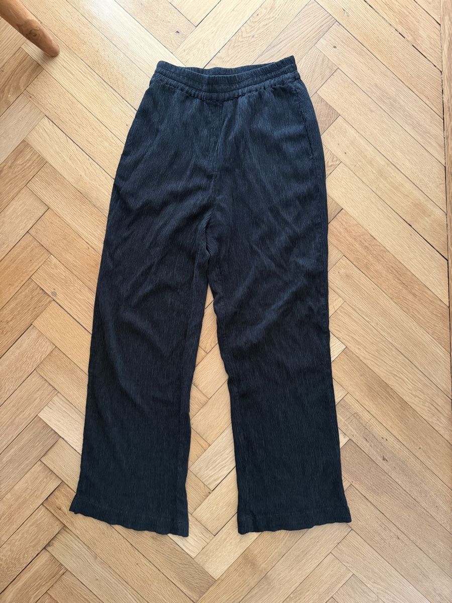 Pantalons: Edited EU36 Black Trousers with texture  – Neuf (Voir description) à Zürich par flo_8x2x 4