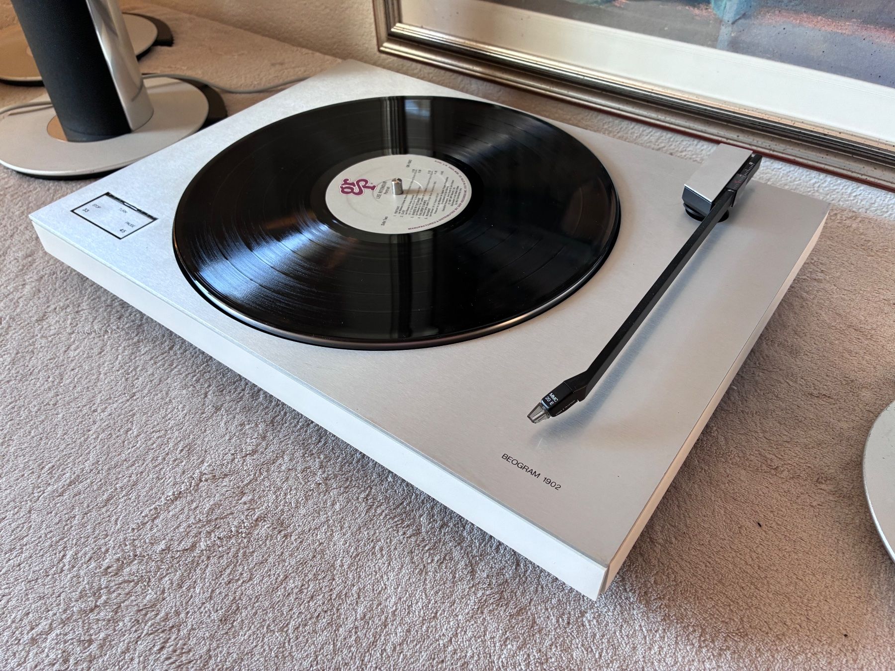 Bang & Olufsen Giradischi: White B&O Beogram 1902 radial turntable , year 1977 . – Usato da Zürich venduto da HiFiAtelier 2